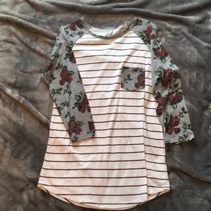 Quarter sleeve flower top